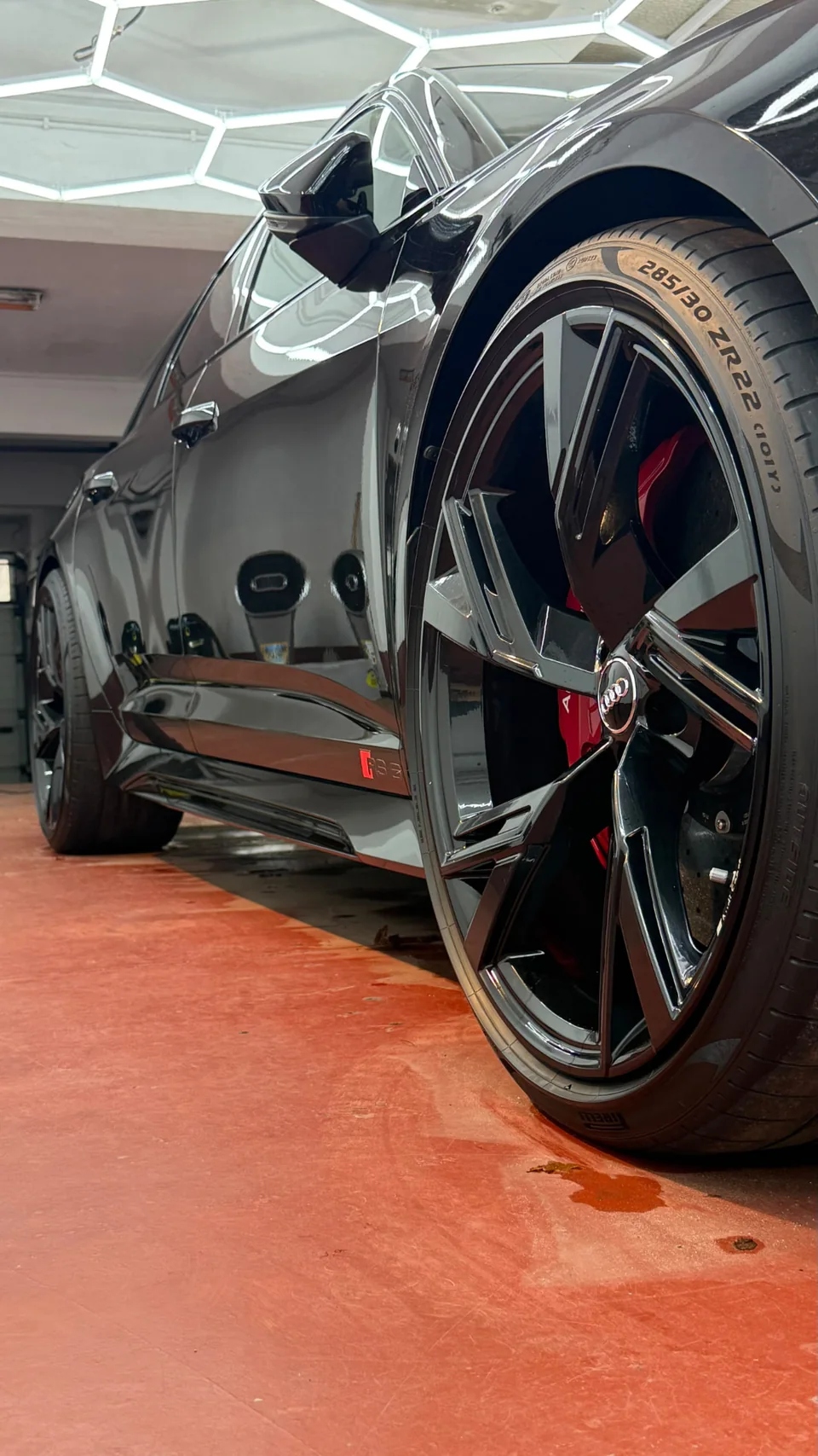 Audi-velg, rode remklauw en glanzende carrosserie in onze studio