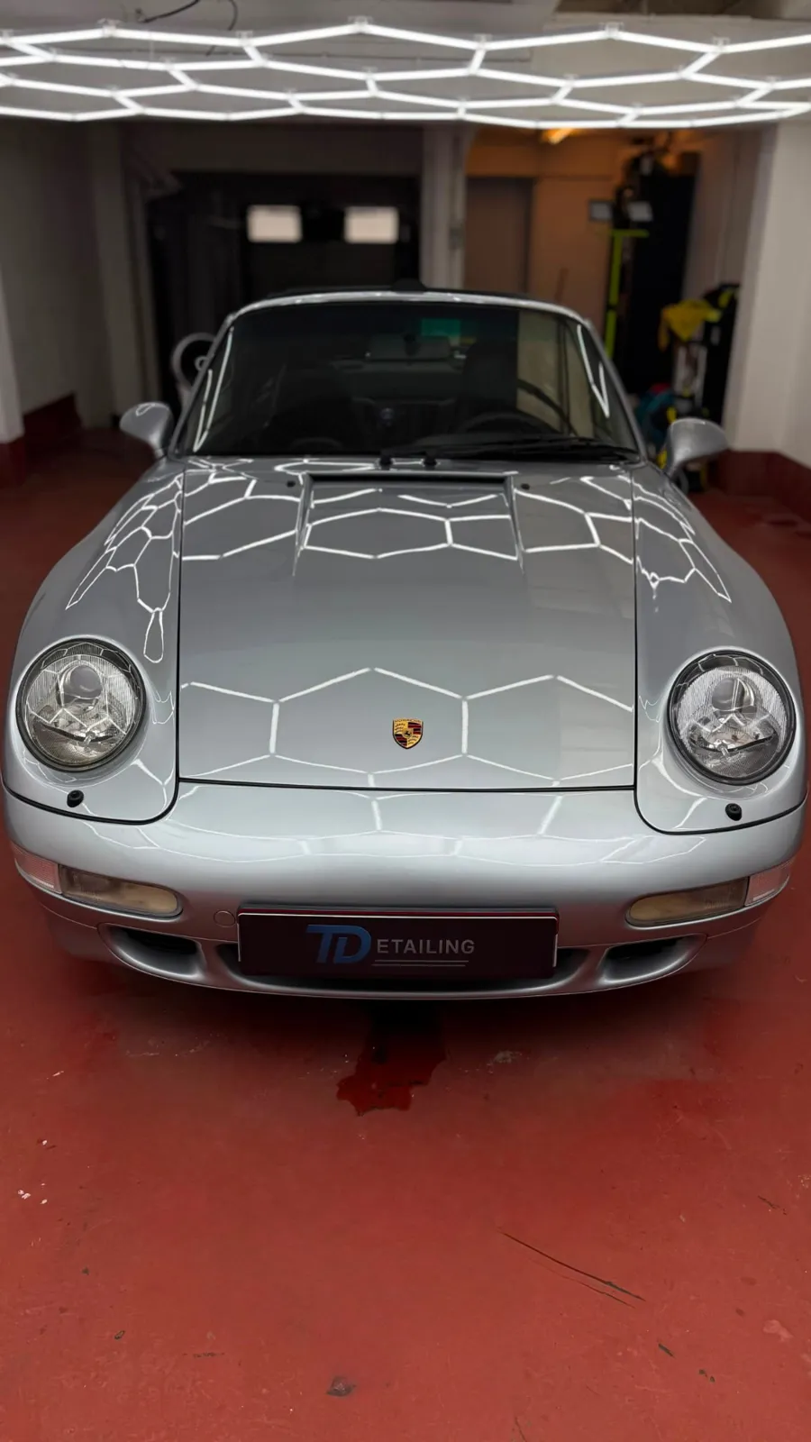 Porsche 993 met ronde koplampen in de studio bij auto detailing