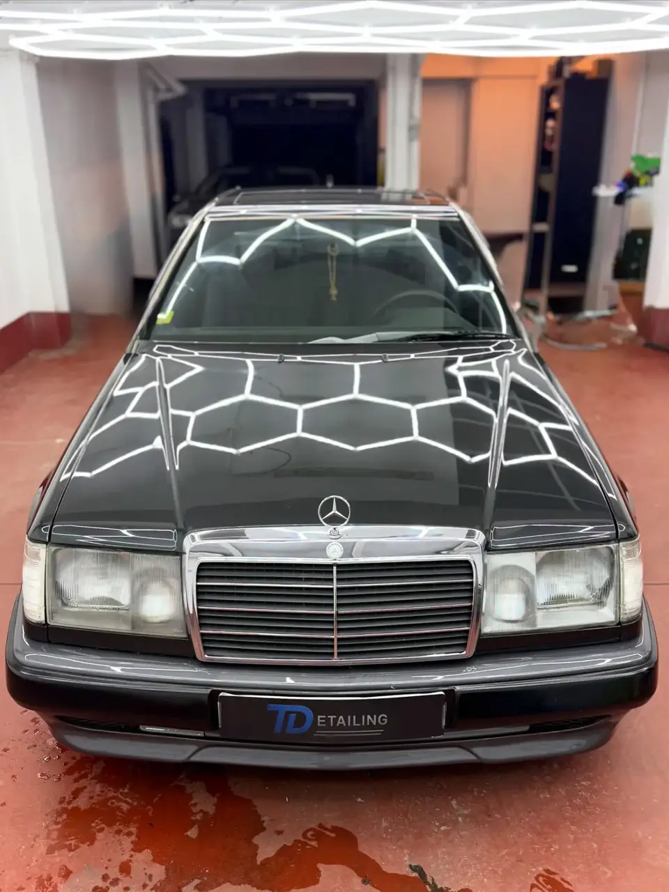 Glanzende zwarte Mercedes na detailing