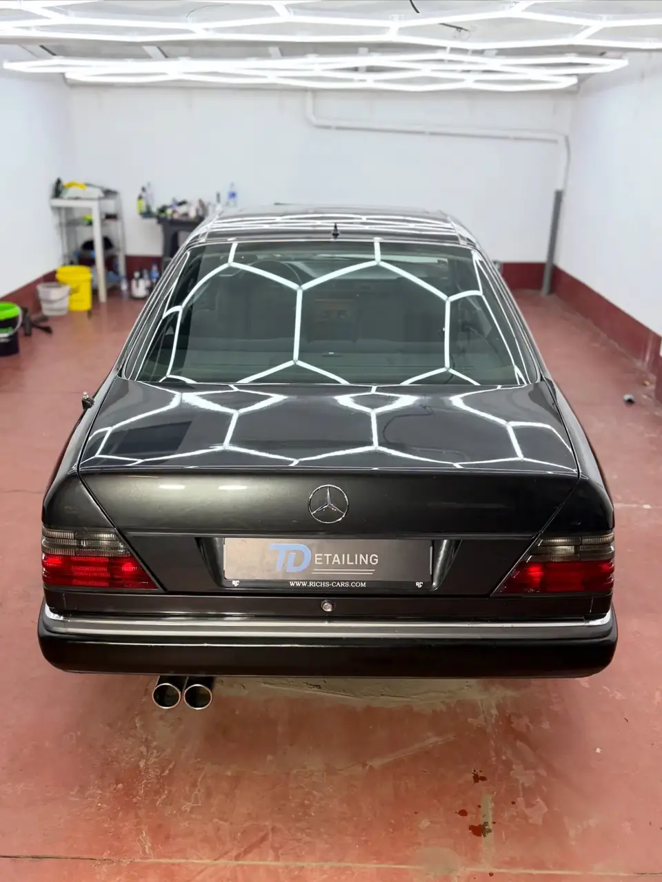 Achterkant van een gedetailleerde Mercedes