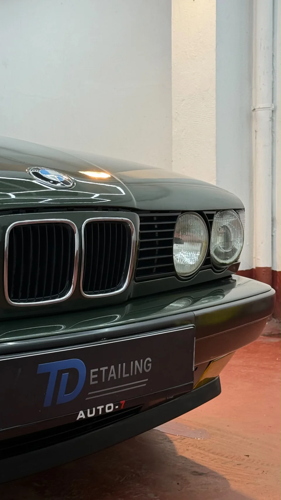Verzorgde grille en koplampen van een klassieke BMW