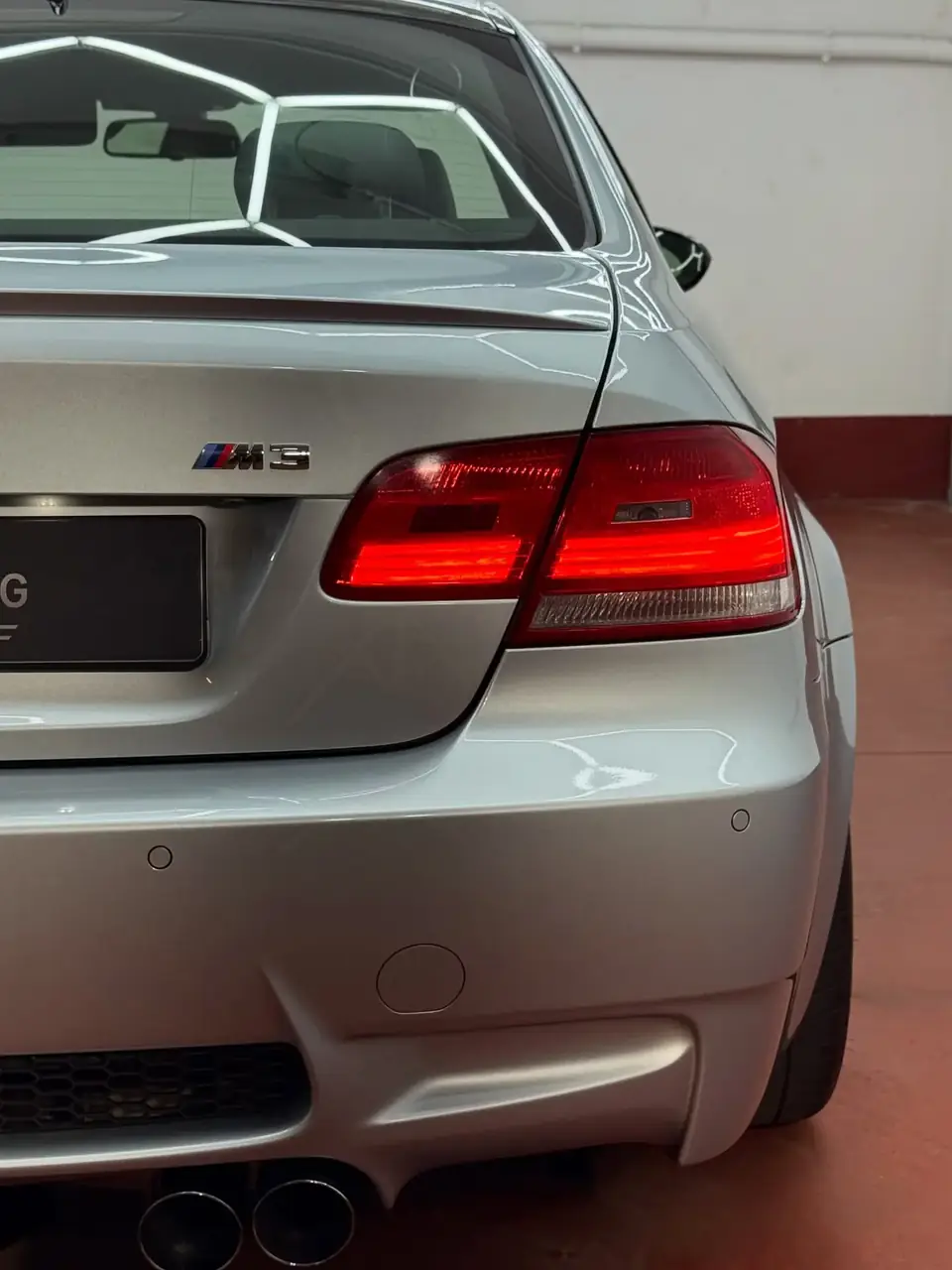 Glans op achterlicht en lak van een BMW M3