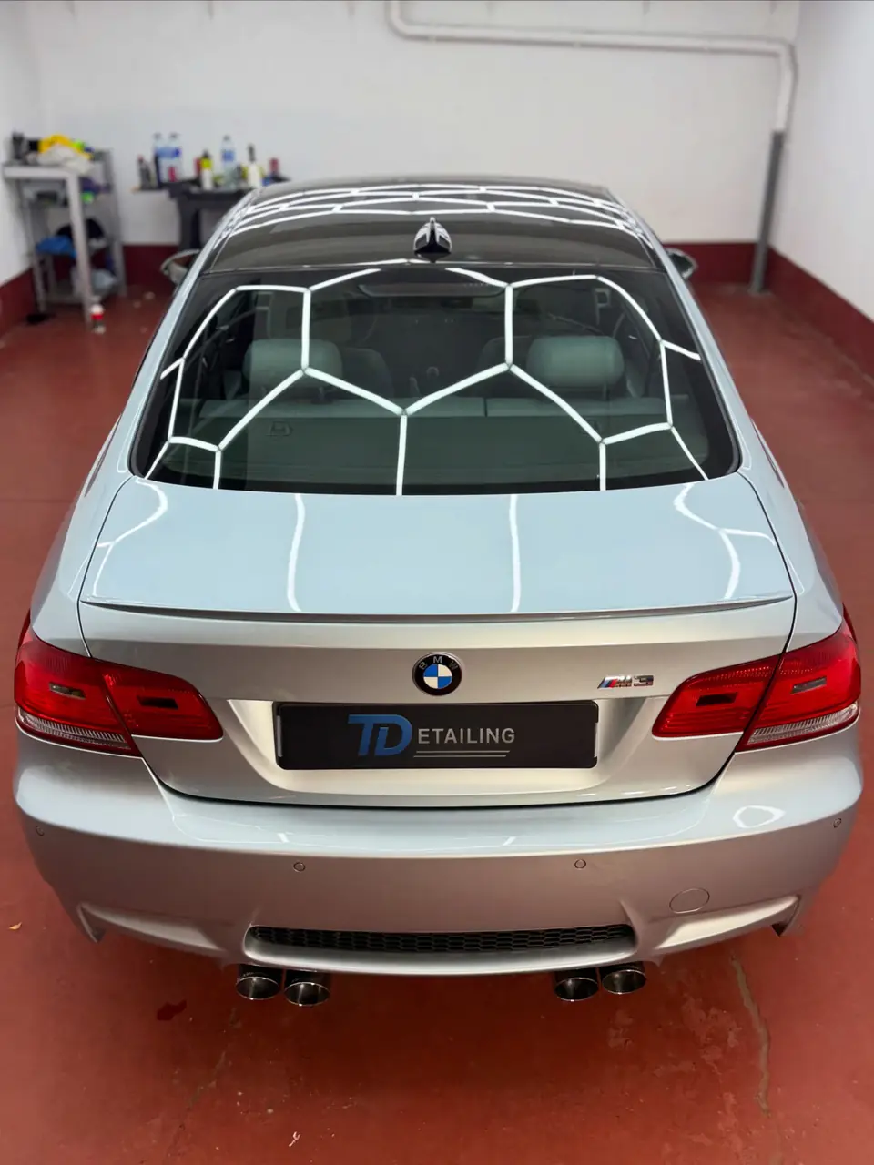 Gepolijste zilveren BMW M3 van achteren