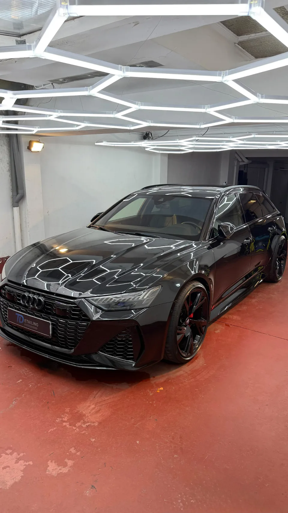 Audi RS6 van voren in de TDetailing-studio
