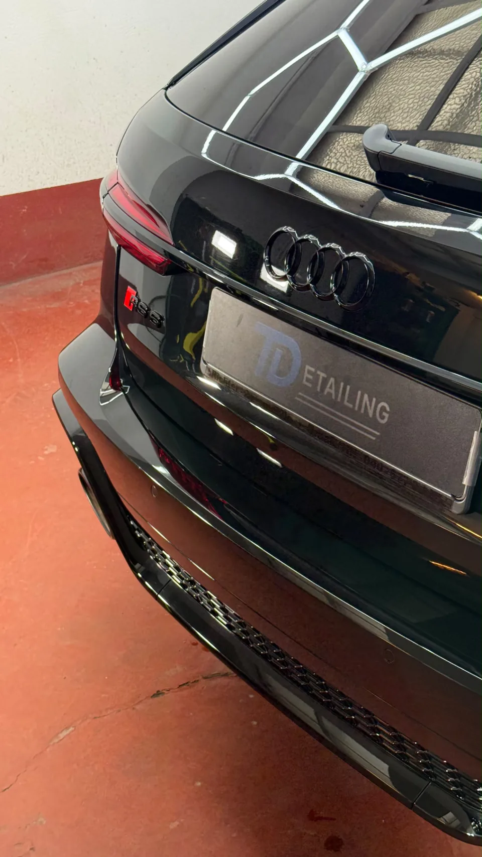 Gepolijste lak van een Audi RS6 in onze studio