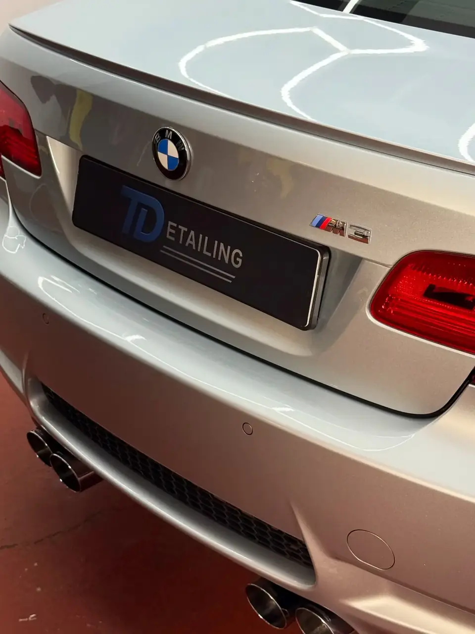 Achterkant van een BMW M3 na poetsbeurt