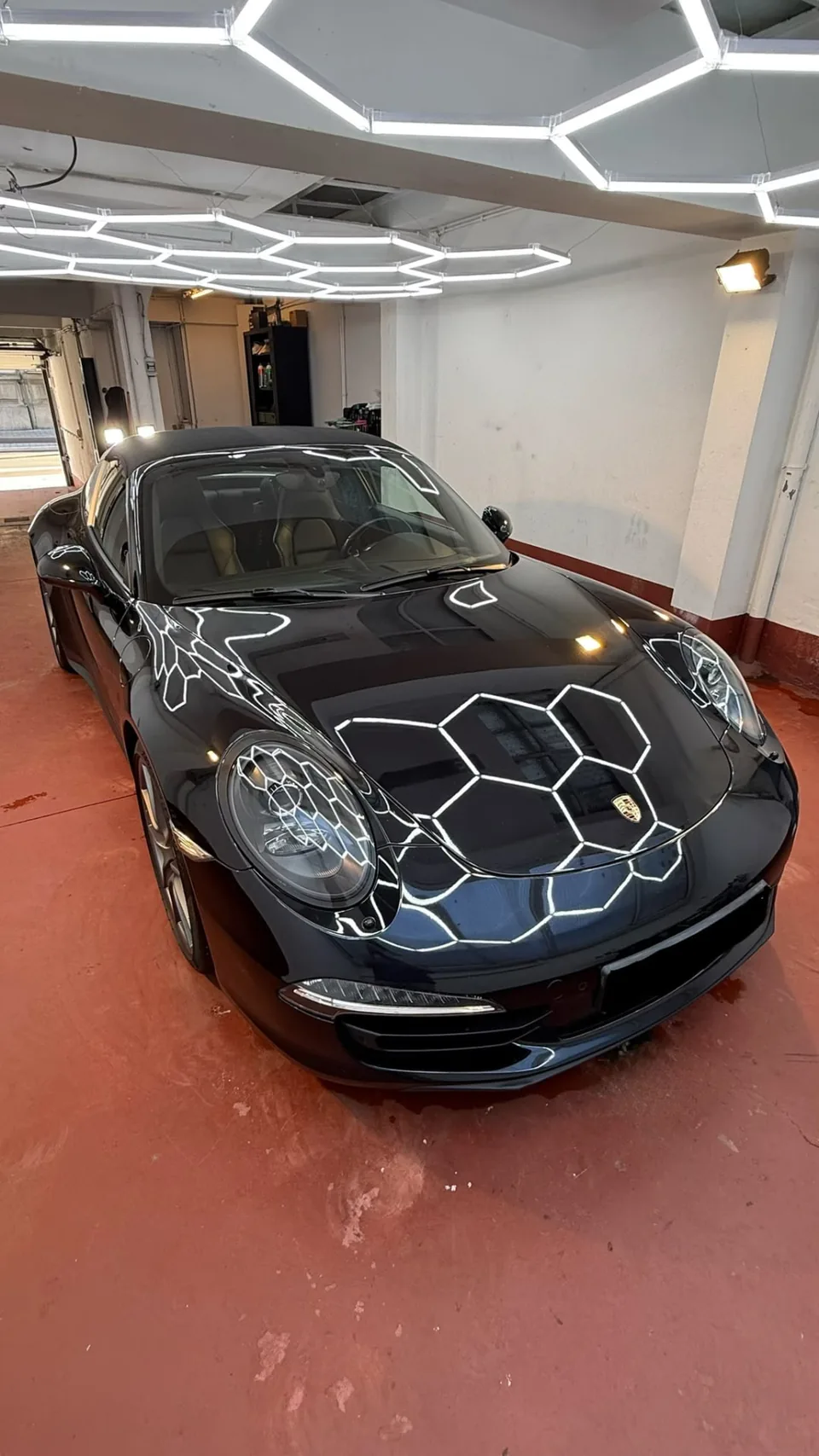 Porsche van voren met reflecties in de lak