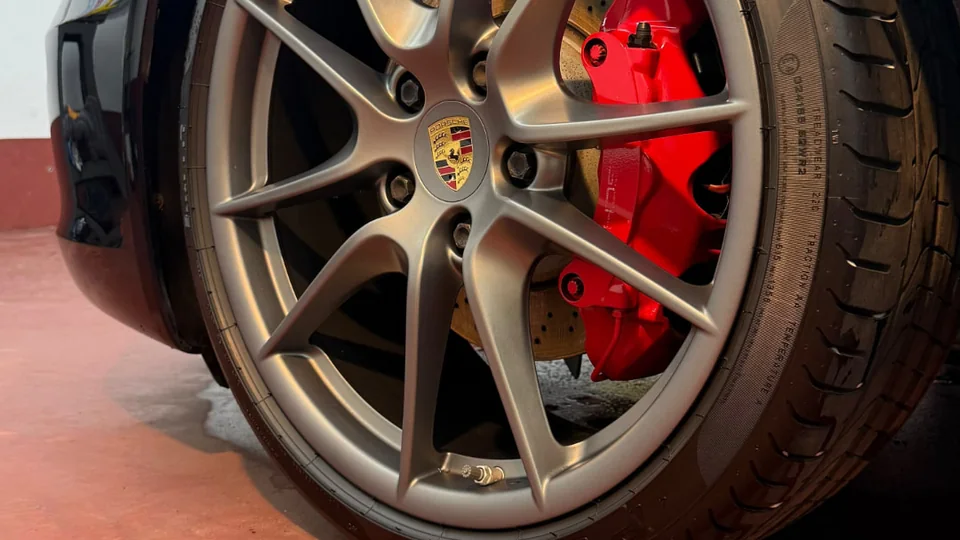 Gereinigde velg van een Porsche na auto poetsen