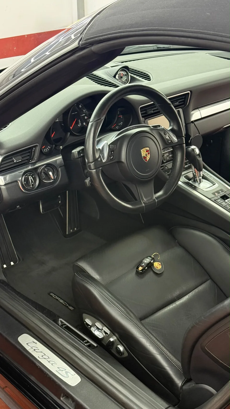 Porsche-interieur met lederen zetel en stuur