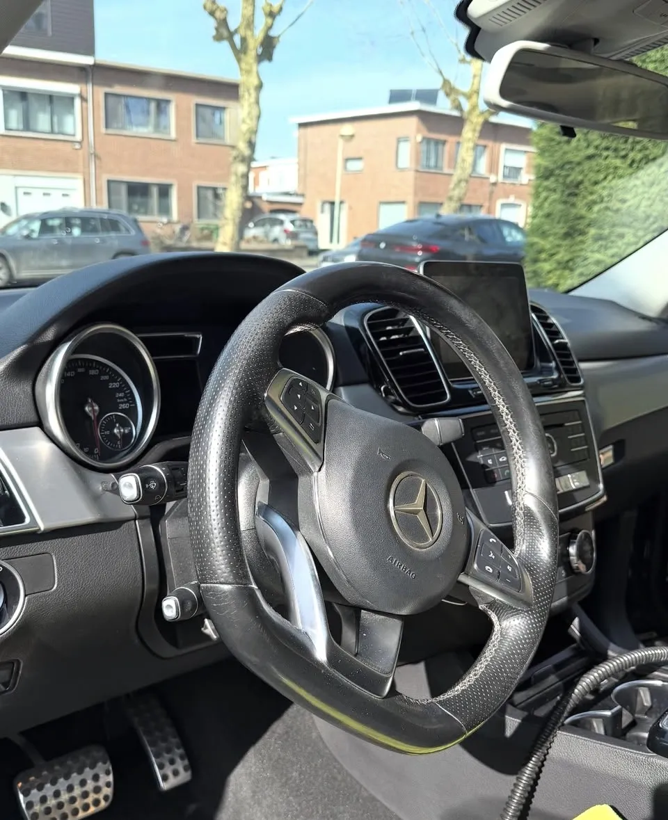 Mercedes-interieur voor interieur reiniging, met stuur en middenconsole