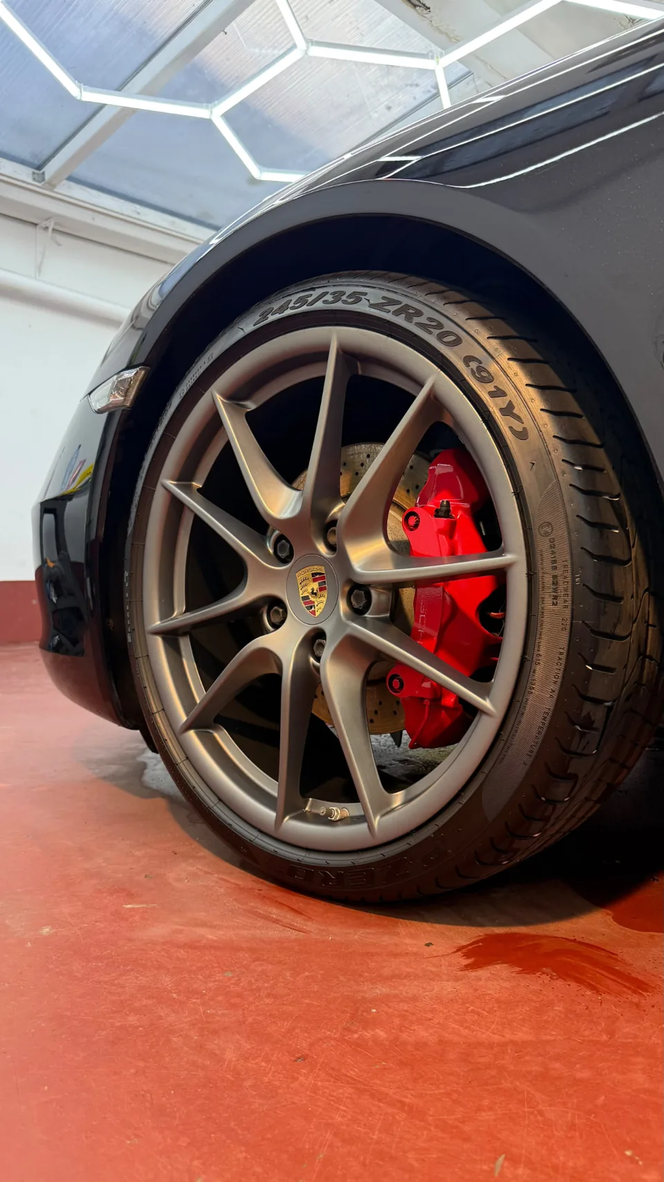 Porsche-velg en rode remklauw