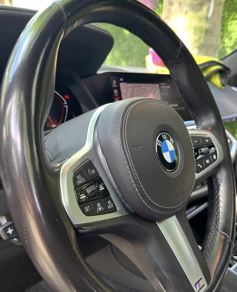 Opgefrist stuur en dashboard van een BMW
