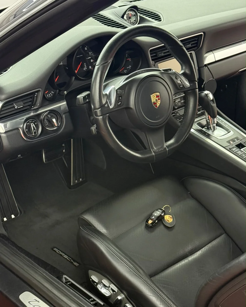 Verzorgd Porsche-interieur met lederen zetel en stuur bij TDetailing Antwerpen