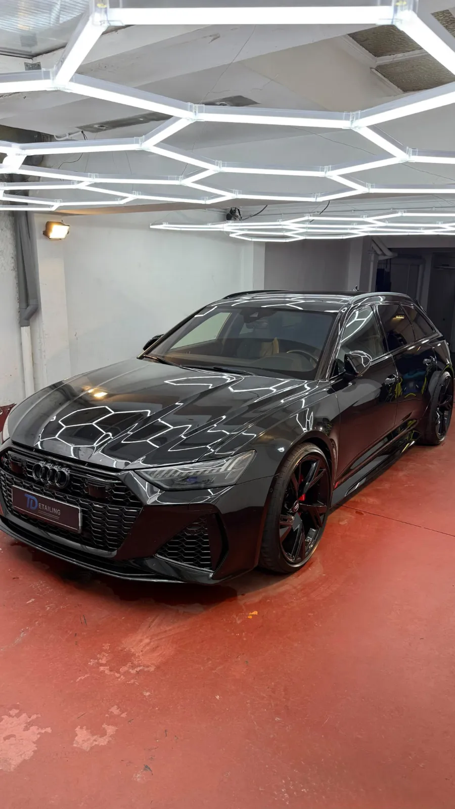 Audi RS6 van voren in de studio voor auto detailing